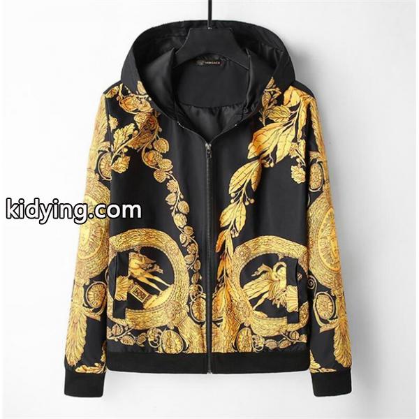 ブルゾン 秋のコーデで使いやすい VERSACE 一気にトレンド感が出す ヴェルサーチ 遊び心たっぷり秋冬コーデ_ヴェルサーチ VERSACE_ブランド コピー 激安(日本最大級)-0