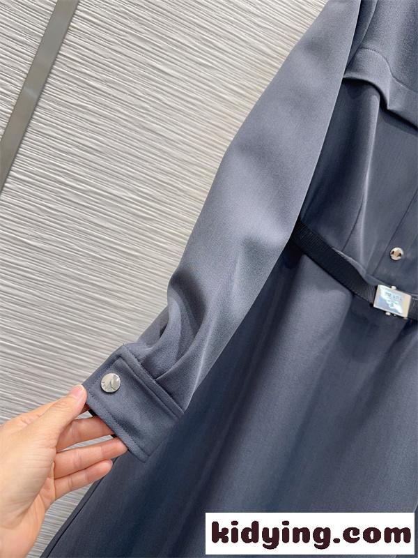 チャコールグレー 長袖シャツワンピース PRADA ベルト付き プラダ コピー 三角ロゴ フロントボタン Aラインシルエット-5