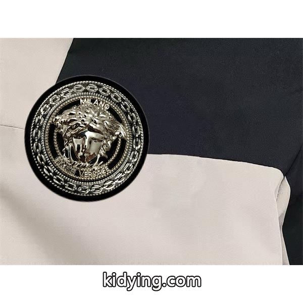 秋冬定番 ブラック VERSACE ヴェルサーチ コピー ダウンジャケット シルバーロゴ ミニマル 高級感-3