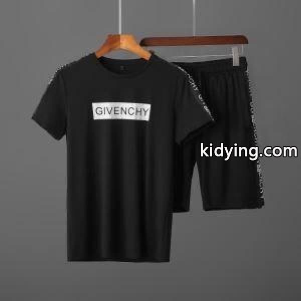 さりげなく華やかに ジバンシー GIVENCHY コーデに新しさが混在する 半袖Tシャツ 春の訪れを感じる_ジバンシー GIVENCHY_ブランド コピー 激安(日本最大級)-0