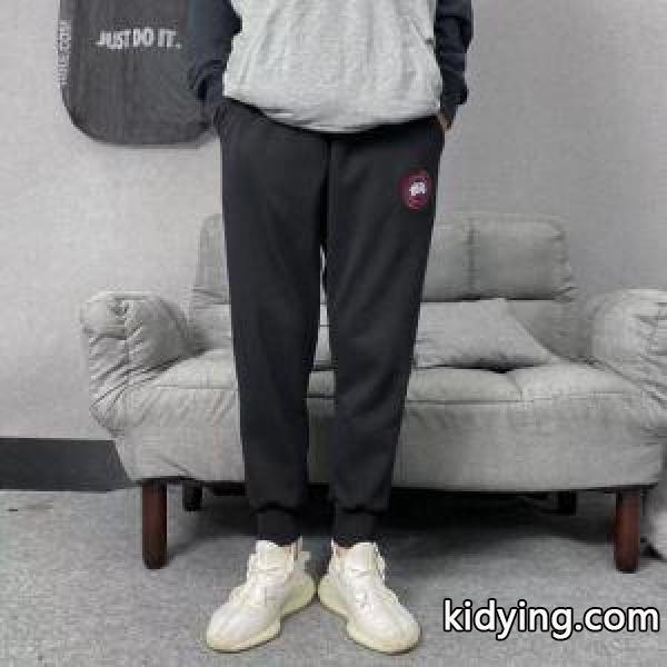 チノパン 秋冬のコーデの強い味方 カナダグース防寒とおしゃれを両立させるコーデ Canada Goose 2019秋冬におすすめ着こなし_カナダグース CANADA GOOSE_ブランド コピー 激安(日本最大級)-1
