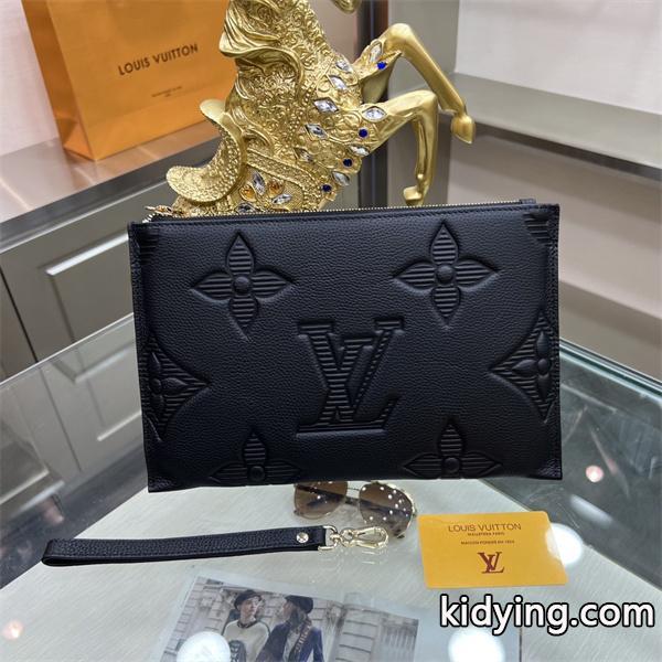 2019年秋冬最新のトレンド ルイ ヴィトン この秋トレンドに合わせる着こなし LOUIS VUITTON ポーチ おしゃれなスタイリングが簡単に叶える_ルイ ヴィトン LOUIS VUITTON_ブランド コピー 激安(日本最大級)-0