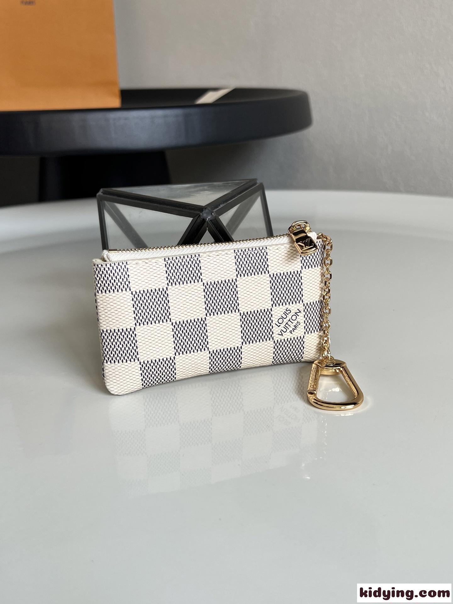 ルイヴィトン コピー バッグ ミニ財布 ホワイト系 ロゴ入り ゴールドチェーン付き 軽量 コンパクト Louis Vuitton-3