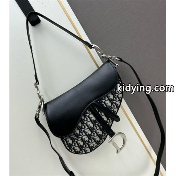 ディオール DIOR SADDLEコーデにアクセントをプラス レディースバッグ オフィスコーデもシャレ見え_ブランド コピー 激安(日本最大級)-0