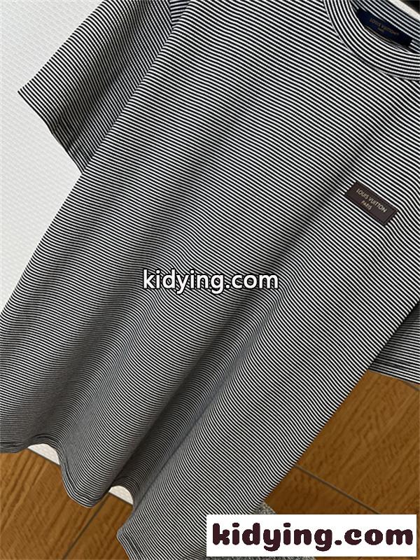 グレー 細ボーダー半袖Tシャツ Louis Vuitton ルイヴィトン コピー 胸元パッチロゴ クルーネック ゆったりシルエット-4