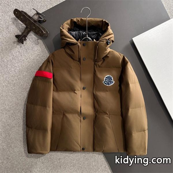 ブラック × レッド アームロゴ 冬仕様 高保温ダウン MONCLER モンクレール コピー ダウンジャケット-1