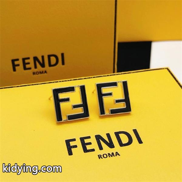 秋冬トレンドを取り入れたコーデを楽しむ フェンディ FENDI ピアス ブランド コピー 激安(日本最大級)-5