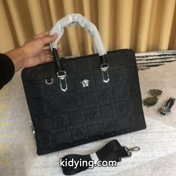 ハンドバッグ 今シーズンもトレンド感溢れたコーデ ヴェルサーチ 冬ファッションと相性抜群 VERSACE 秋冬ファッションに合わせたい_ヴェルサーチ VERSACE_ブランド コピー 激安(日本最大級)-0