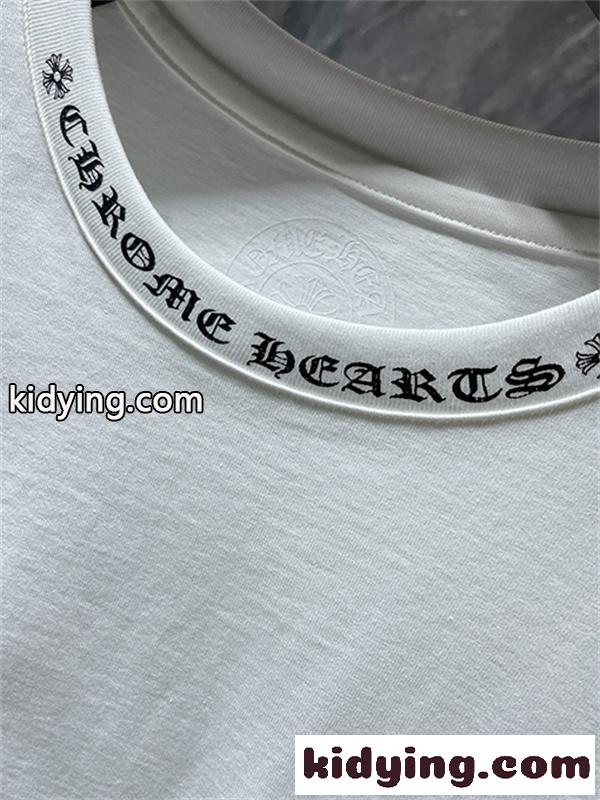 チャコールブラック ポケットTシャツ Chrome Hearts クロムハーツ コピー ホワイトクロス刺繍風 袖ロゴ入り 半袖カットソー-9