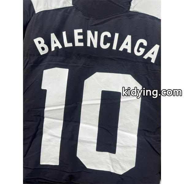 BALENCIAGA ブラックホワイトカラーブロック バッジ満載 バレンシアガ 偽物 ダウンジャケット 2025AW注目-6
