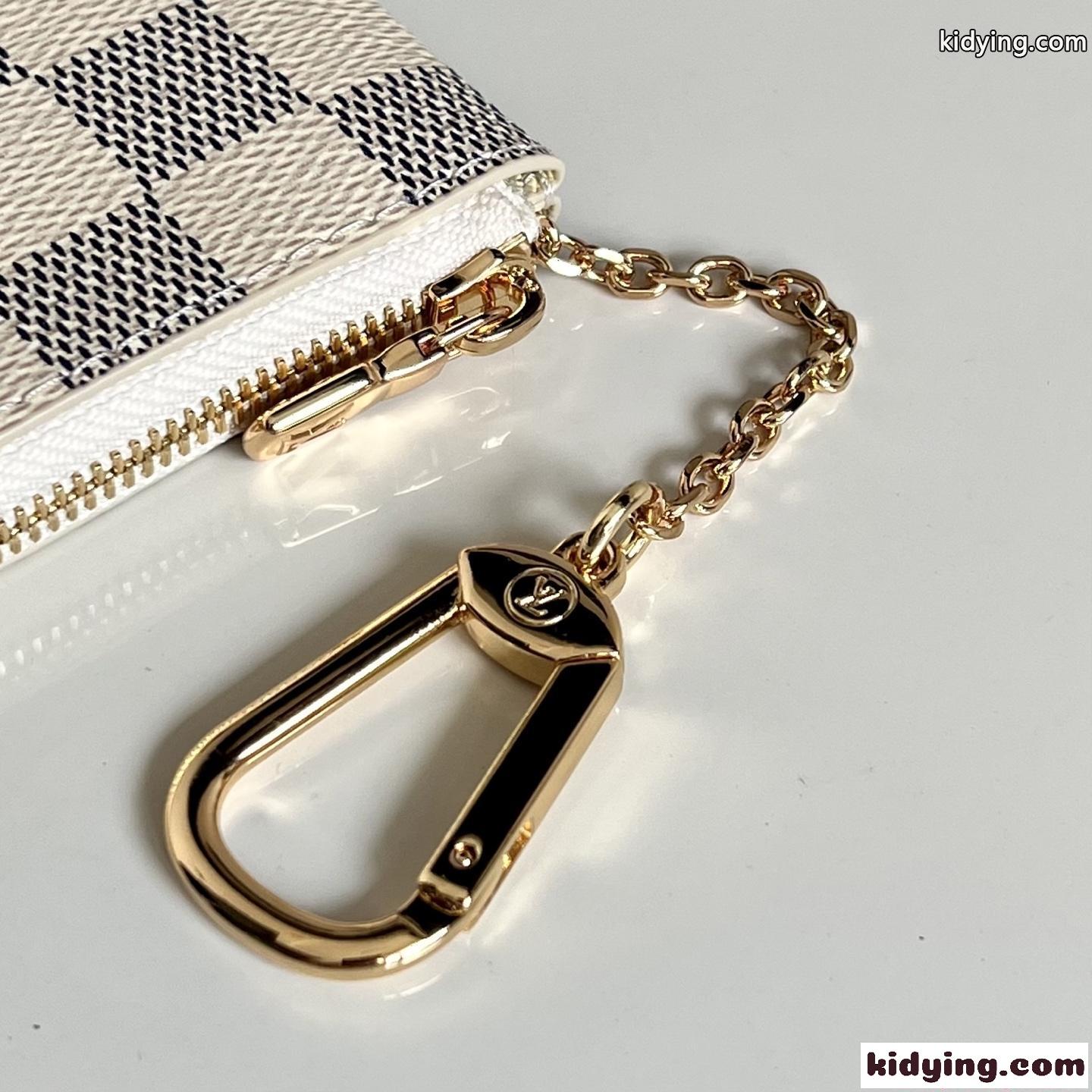 ルイヴィトン コピー バッグ ミニ財布 ホワイト系 ロゴ入り ゴールドチェーン付き 軽量 コンパクト Louis Vuitton-1