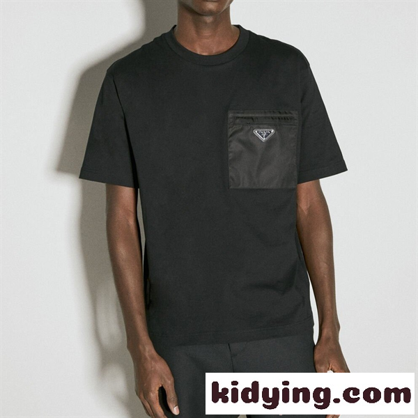 PRADA コピー プラダ Re-Nylon 半袖Tシャツ ブラック ナイロンポケット ロゴプレート ミニマルデザイン 軽量高機能 モード系 メンズ-0