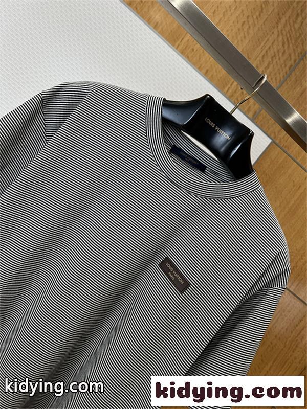 グレー 細ボーダー半袖Tシャツ Louis Vuitton ルイヴィトン コピー 胸元パッチロゴ クルーネック ゆったりシルエット-3