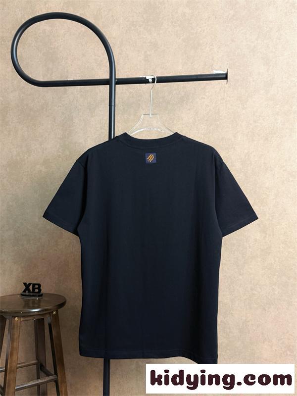 ブラック ルイ・ヴィトン コピー 半袖Tシャツ ロゴ装飾デザイン クルーネック シンプル 高級感 デイリー Louis Vuitton ルイ・ヴィトン-2