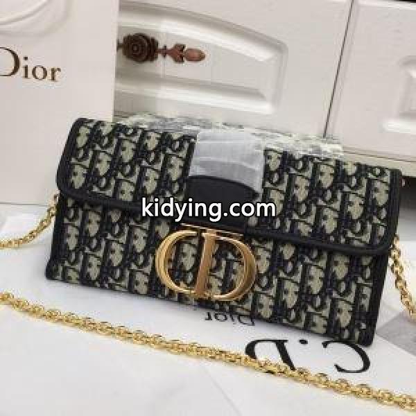 ディオール DIOR 斜め掛けバッグ 落ち着いた秋冬の雰囲気に演出 2019秋冬におすすめ着こなし_ディオール DIOR_ブランド コピー 激安(日本最大級)-0
