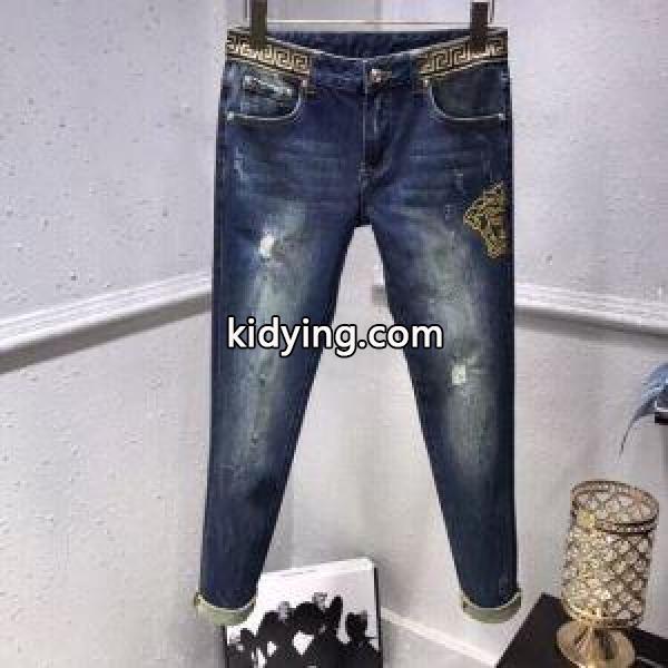 春夏のお出かけを軽快に ヴェルサーチVERSACE 大人の軽やか春夏コーデ ジーンズ_ヴェルサーチ VERSACE_ブランド コピー 激安(日本最大級)-0