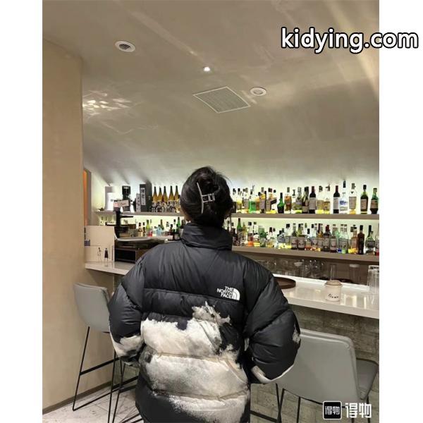 The North Face 偽物 雲柄ブラックダウンジャケット アーティスティック 2025秋冬個性 ザノースフェイス-3