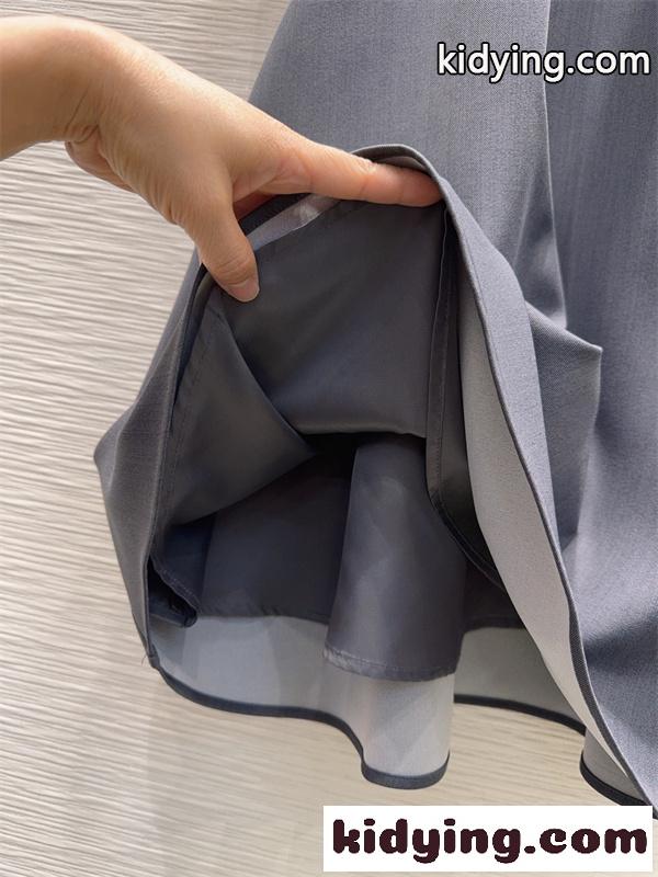 チャコールグレー 長袖シャツワンピース PRADA ベルト付き プラダ コピー 三角ロゴ フロントボタン Aラインシルエット-4