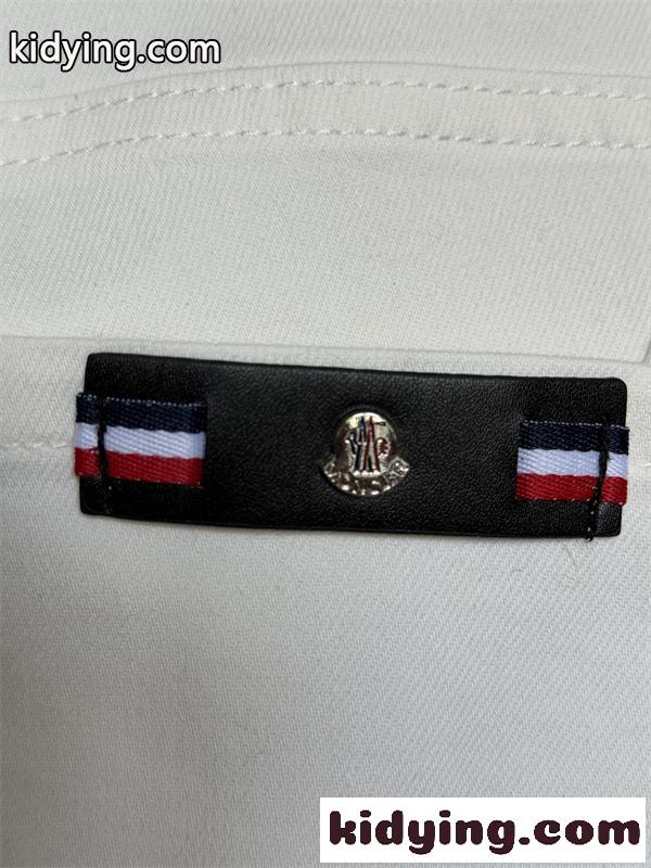 2026SS ホワイトデニム ワイドストレート アーバンスタイル MONCLER モンクレール コピー デニムパンツ 軽やかトレンド アイテム-3