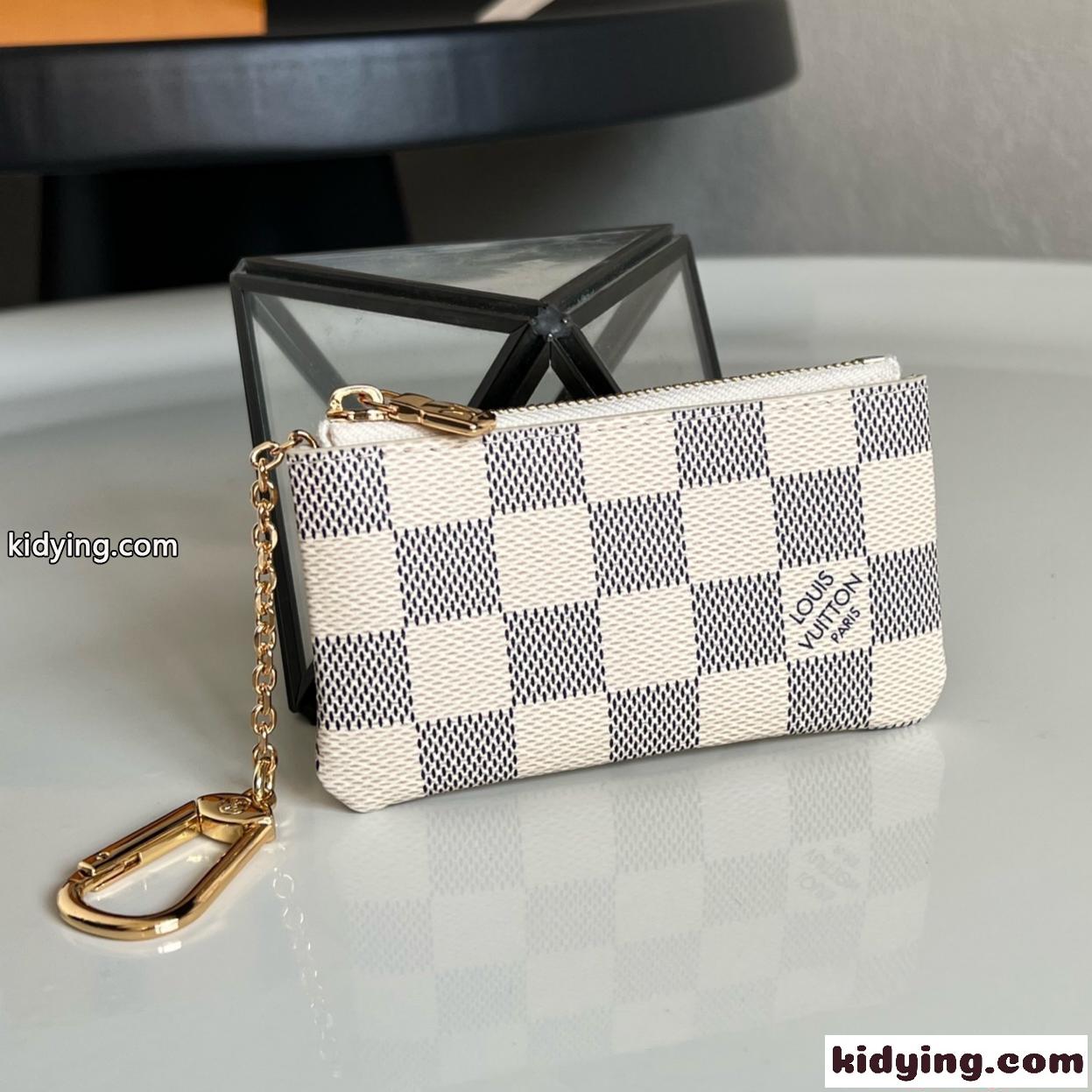 ルイヴィトン コピー バッグ ミニ財布 ホワイト系 ロゴ入り ゴールドチェーン付き 軽量 コンパクト Louis Vuitton-0