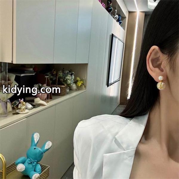 セリーヌ CELINE スーパーコピー 上品で優雅な輝きを放つ ゴールド×パール トリオンフモチーフ ピアス-4