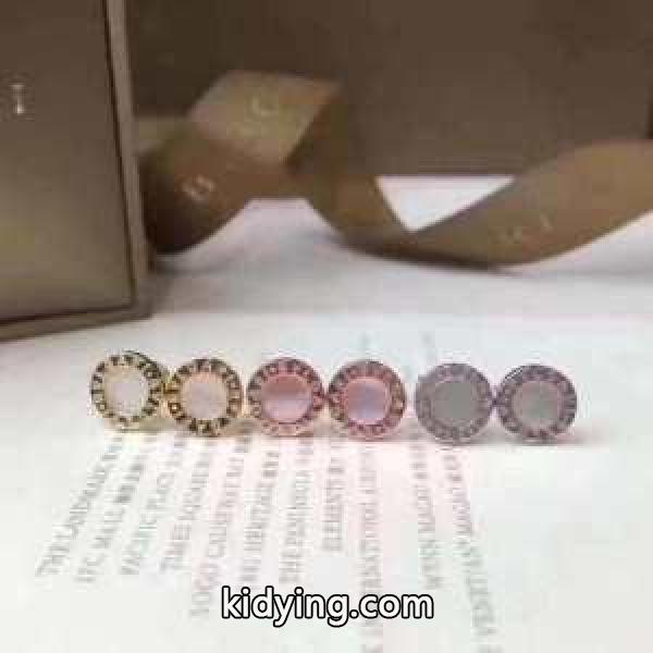ブルガリ 秋冬ナチュラルコーデに大活躍 BVLGARI おしゃれさんに近づける ピアス 3色可選 秋冬にきちんと感も漂うはスタイリング_ブルガリ BVLGARI_ブランド コピー 激安(日本最大級)-0