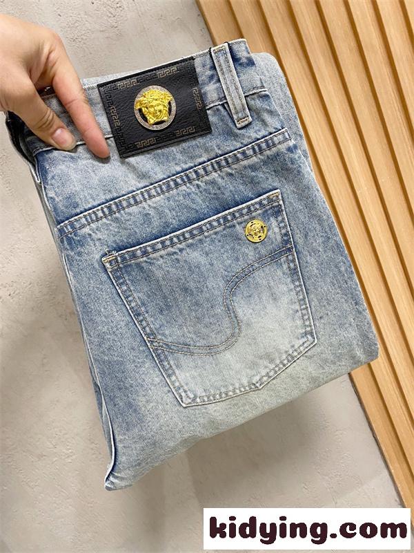 ライトウォッシュ トレンドスタイル ストリートラグジュアリー VERSACE ヴェルサーチ コピー デニムパンツ 定番アイテム-1