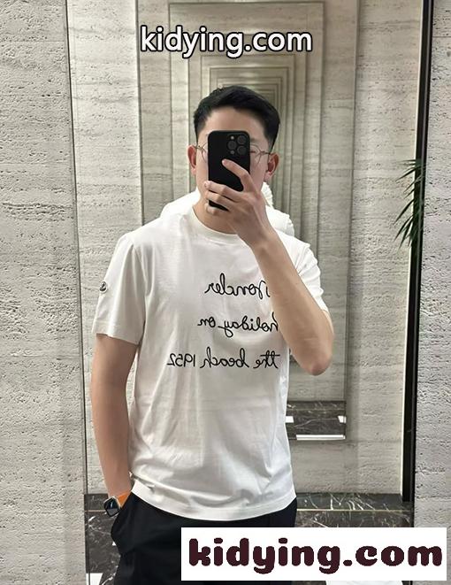 ホワイト 半袖Tシャツ MONCLER モンクレール コピー フロント筆記体ロゴ 袖ワッペン クルーネック ゆったりシルエット-1