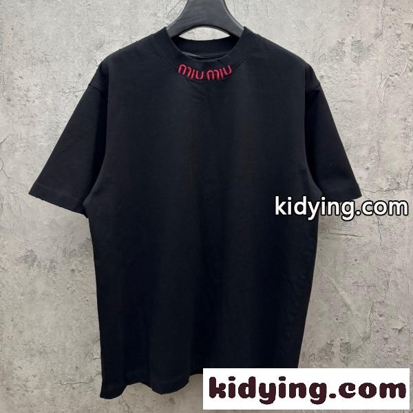 2026新作 MIUMIU コピー ミュウミュウ ネックロゴ 半袖Tシャツ メンズ クルーネック ブラック ミニマル オーバーサイズ モード カジュアル-0