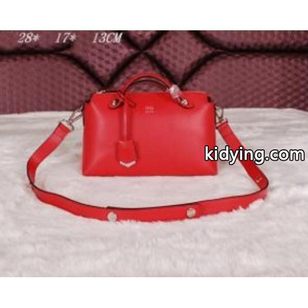 上品に持てるアクセント FENDI　フェンデイ　コピー　レディース　ショルダーバッグ　2wayバッグ　レッド-0