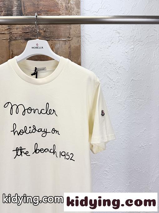 ホワイト 半袖Tシャツ MONCLER モンクレール コピー フロント筆記体ロゴ 袖ワッペン クルーネック ゆったりシルエット-4