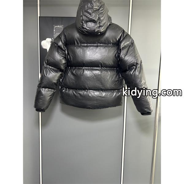 光沢ブラックレザー調カラー 迫力暖感 冬季重厚 最新 PRADA プラダ スーパーコピー ダウンジャケット-1