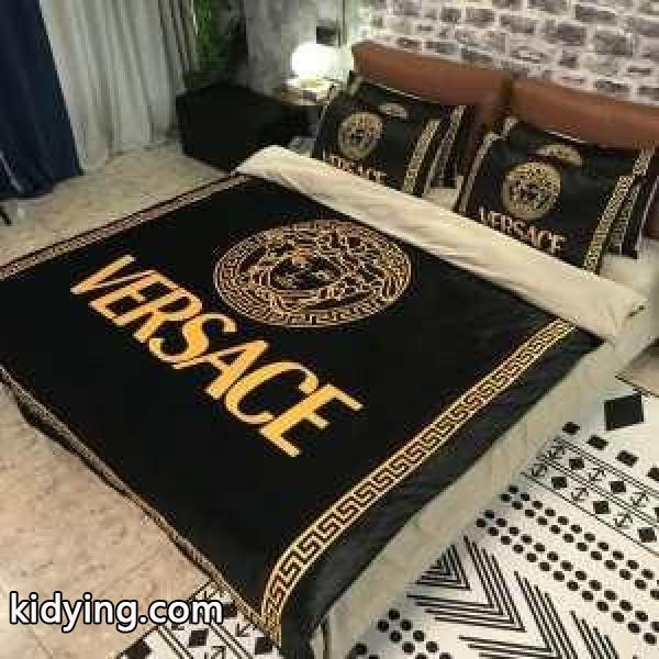 今シーズンもトレンド感溢れたコーデ ヴェルサーチ VERSACE 寝具4点セット 2019秋冬の必需品_ヴェルサーチ VERSACE_ブランド コピー 激安(日本最大級)-0