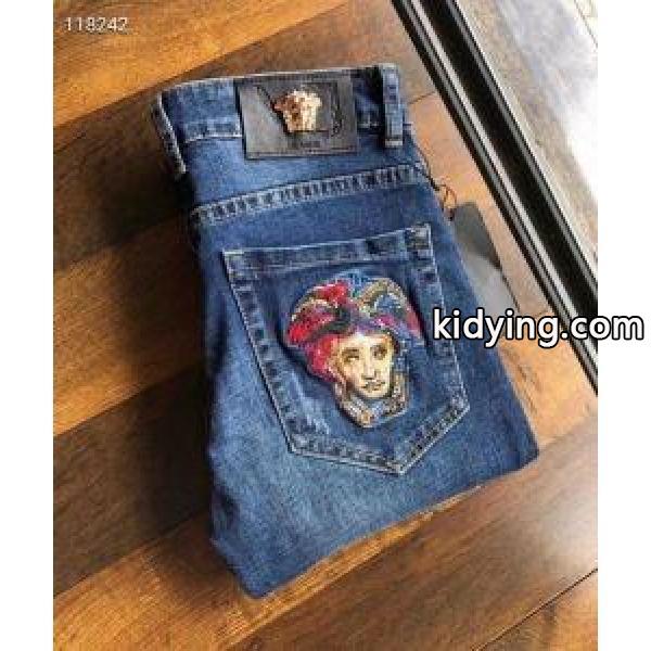 秋冬の色味が叶える華やかコーデ ヴェルサーチ 寒い季節の王道アイテム VERSACE 秋冬らしいカジュアルな雰囲気を持つ ジーンズ_ヴェルサーチ VERSACE_ブランド コピー 激安(日本最大級)-0