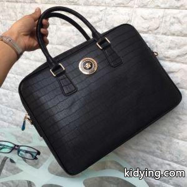 この秋におしゃれでかわいい着こなし ヴェルサーチVERSACE 秋冬らしく着こなそう ハンドバッグ 2019秋冬におしゃれな着こなし_ヴェルサーチ VERSACE_ブランド コピー 激安(日本最大級)-0