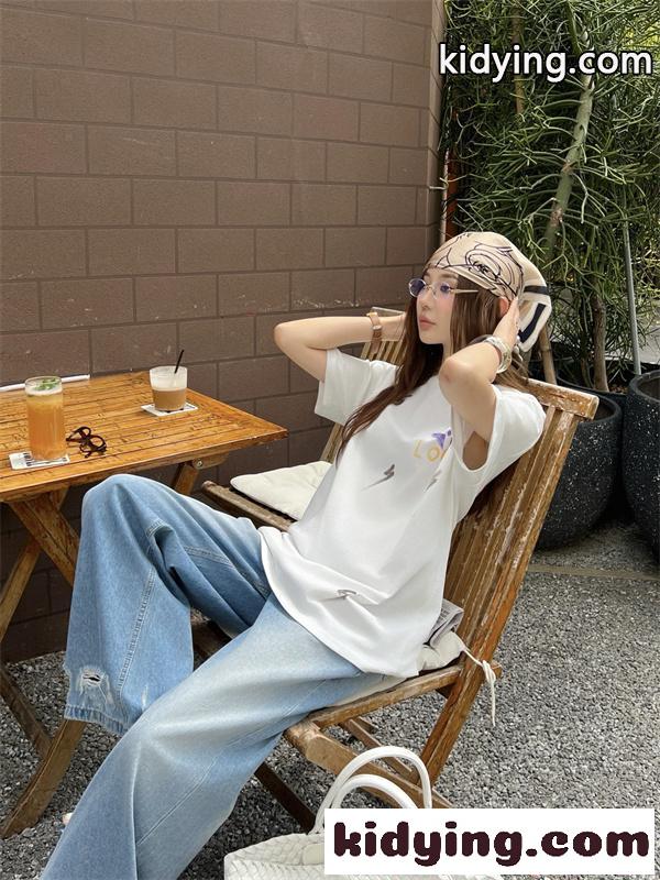 ホワイト ルイヴィトン コピー 半袖 Tシャツ 手描き風ロゴ カラープリント ルーズ感 夏映え カジュアル Louis Vuitton-1