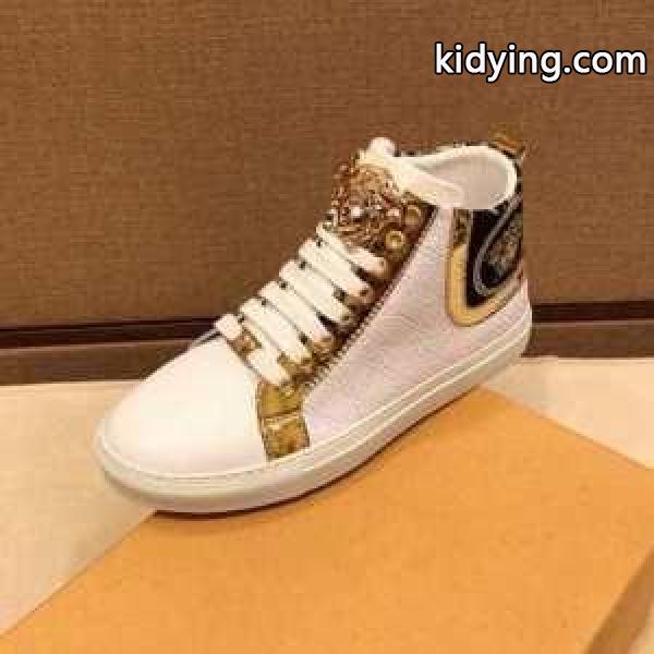 着回し力の高いが魅力 ヴェルサーチ秋冬コーデを鮮やかに彩る VERSACE ランニングシューズ 秋冬っぽいおしゃれを楽しめる_ヴェルサーチ VERSACE_ブランド コピー 激安(日本最大級)-0