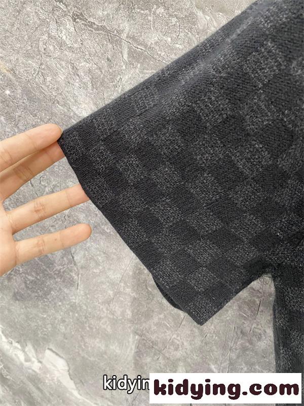 ブラック 半袖ニットTシャツ Louis Vuitton ダミエ調総柄 ルイヴィトン コピー マルチパッチ刺繍 クルーネック ロゴデザイン-6