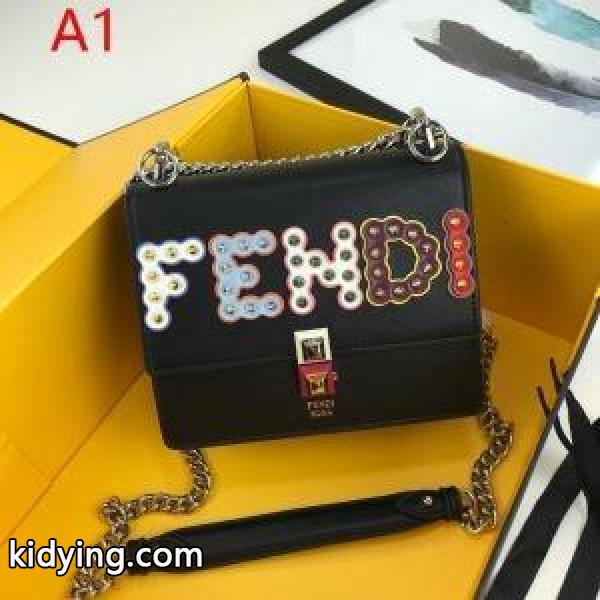 秋のこなれカジュアルを思う フェンディ FENDI 斜め掛けバッグ 3色可選 2019秋冬の必需品_フェンディ FENDI_ブランド コピー 激安(日本最大級)-0
