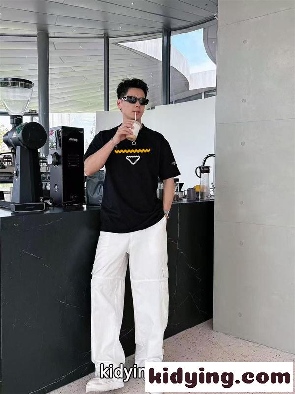シグネチャーモチーフ アートテイスト センスアップ PRADA プラダ コピー 半袖カットソー コーデ映え-3