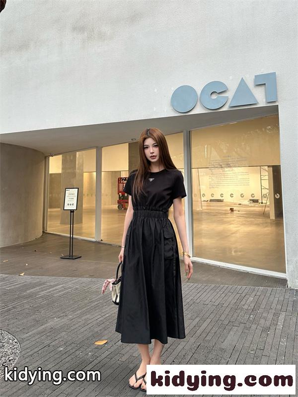 2026ss ギャザーデザイン フレアワンピース ミニマルシルエット PRADA プラダ コピー ワンピース フェミニンモードスタイル-7