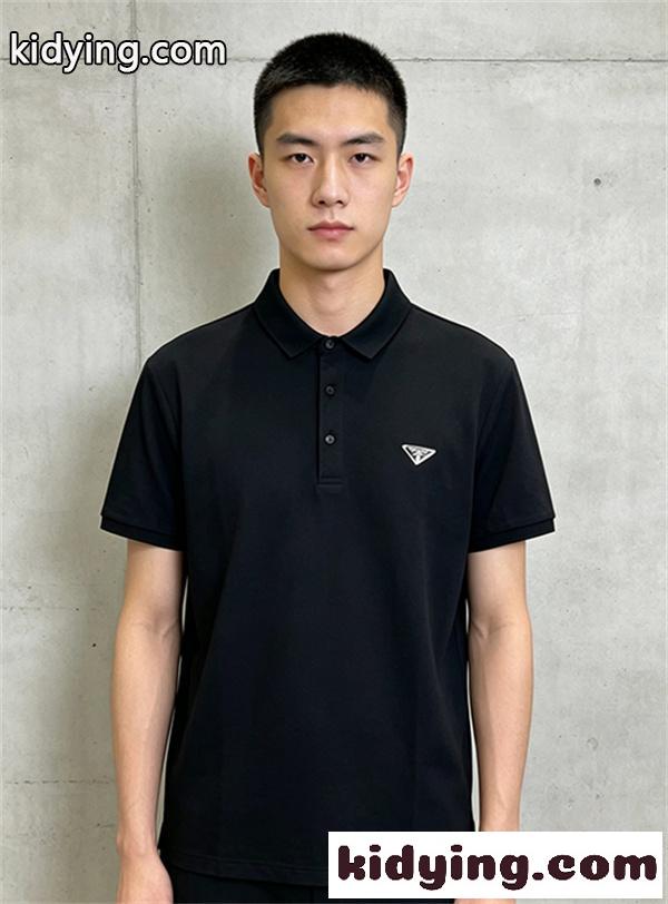 ブラック 半袖ポロシャツ PRADA 胸元三角ロゴ プラダ コピー ボタンネック メンズカジュアル ベーシックシルエット-0