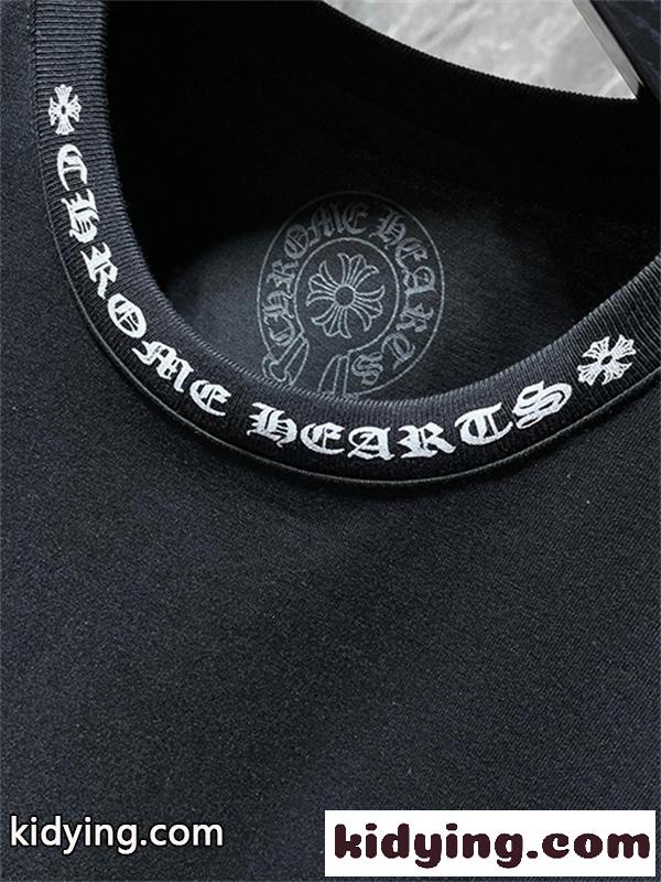 チャコールブラック ポケットTシャツ Chrome Hearts クロムハーツ コピー ホワイトクロス刺繍風 袖ロゴ入り 半袖カットソー-3