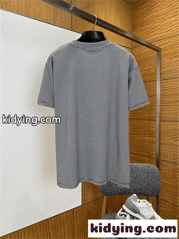 グレー 細ボーダー半袖Tシャツ Louis Vuitton ルイヴィトン コピー 胸元パッチロゴ クルーネック ゆったりシルエット-2