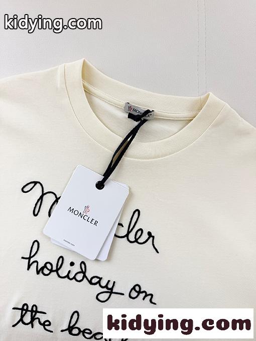 ホワイト 半袖Tシャツ MONCLER モンクレール コピー フロント筆記体ロゴ 袖ワッペン クルーネック ゆったりシルエット-5