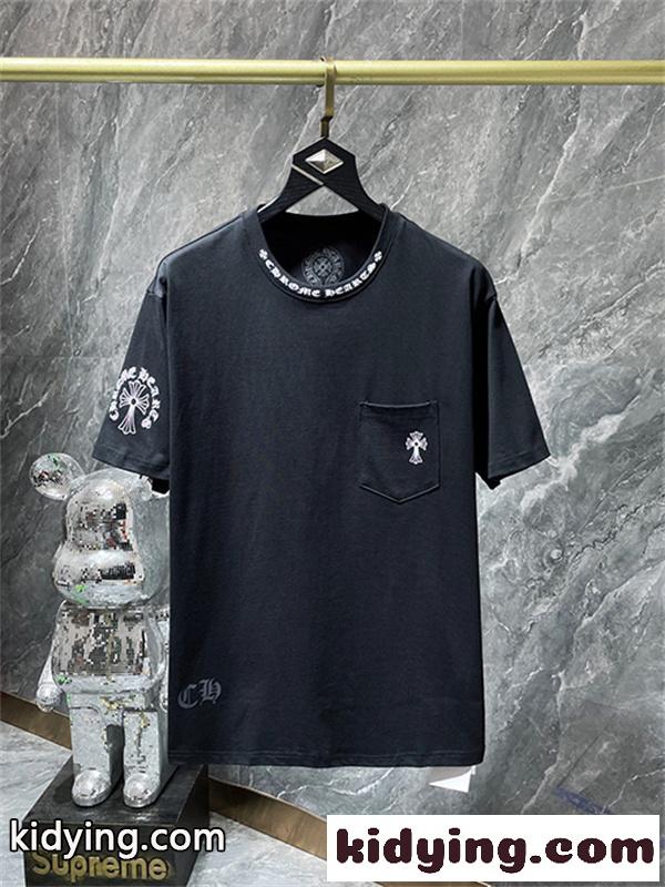 チャコールブラック ポケットTシャツ Chrome Hearts クロムハーツ コピー ホワイトクロス刺繍風 袖ロゴ入り 半袖カットソー-1