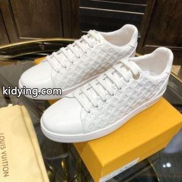 LOUIS VUITTON 様々なスタイルを実現 ヴィトン2色可選 一年中着回しの効くスニーカー印象的な春夏コーデに_ルイ ヴィトン LOUIS VUITTON_ブランド コピー 激安(日本最大級)-0