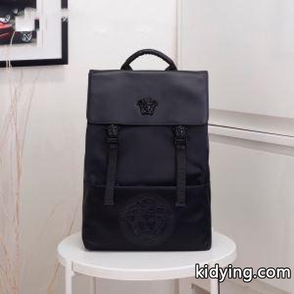落ち着いた秋冬ファッションを楽しむ ヴェルサーチ 普段使いもオフィスもOK VERSACE リュック 簡単に秋冬の雰囲気を演出_ヴェルサーチ VERSACE_ブランド コピー 激安(日本最大級)-0