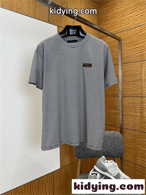 グレー 細ボーダー半袖Tシャツ Louis Vuitton ルイヴィトン コピー 胸元パッチロゴ クルーネック ゆったりシルエット-1