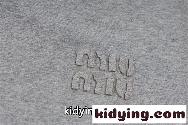 MIUMIU人気 ミュウミュウ 刺繍 コピー Tシャツ グレー 半袖 シンプル モード カジュアル-4